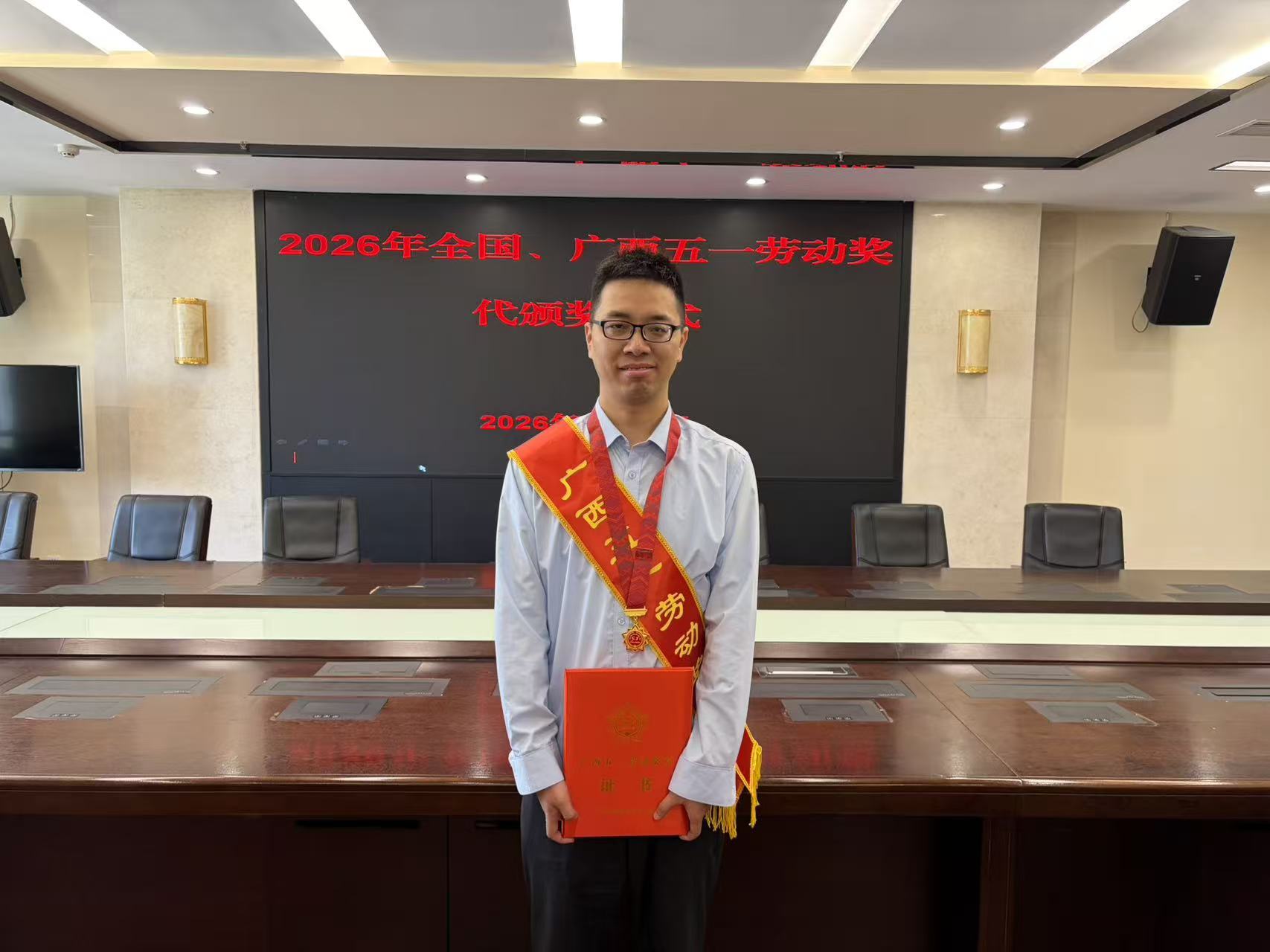 广西艾盛创制科技有限公司研究院院长、高级工程师顾成波获得广西五一劳动奖章 摄影 乔梦霞.jpg